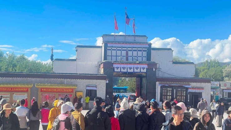 100 khách Việt đã đến&nbsp;Tu viện Tashilhunpo nằm ở sườn phía nam núi Nyiseri, ngay tại thành phố Shigatse (Nhật Khách Tắc), thuộc khu tự trị Tây Tạng, Trung Quốc. (Ảnh: Phạm Minh Trí)