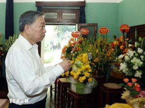 Tổng Bí thư, Chủ tịch nước dâng hương tưởng nhớ Chủ tịch Hồ Chí Minh