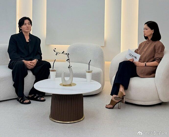 Jang Dong Gun xuất hiện trên kênh YouTube của vợ. Ảnh: Weibo
