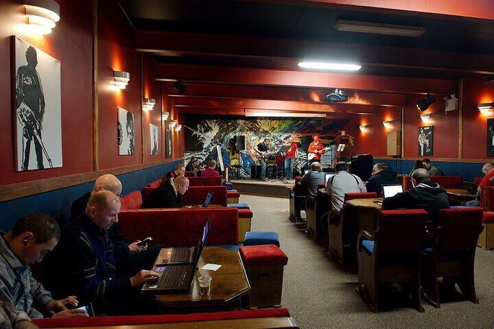 Quy mô được thiết kế đủ rộng cho 656 người lưu trú. Khu sinh hoạt bao gồm phòng VIP, phòng đơn, phòng đôi và khu dành cho nhân viên cấp cao. (Ảnh: Elena Chernyshova)