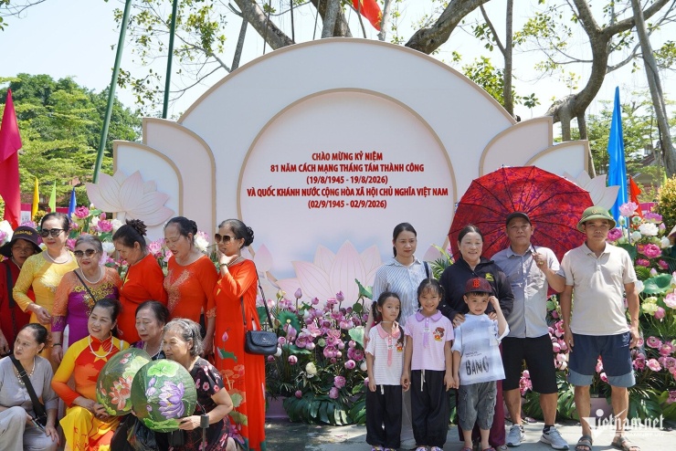 Sự trùng hợp đặc biệt ngày 2/9 hút du khách đổ về Làng Sen - 3
