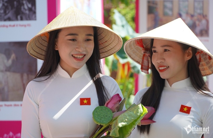 Sự trùng hợp đặc biệt ngày 2/9 hút du khách đổ về Làng Sen - 6