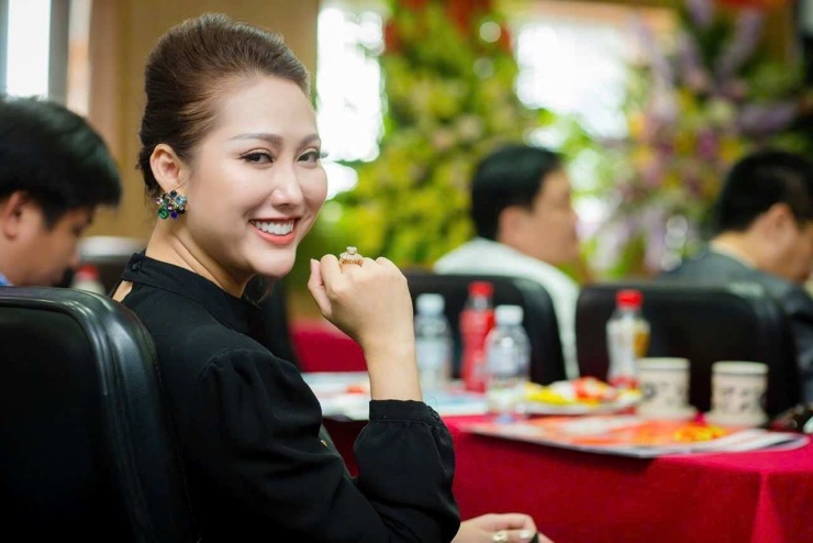 "Sau ly hôn, điều đáng sợ nhất không phải ở một mình. Đáng sợ hơn là mình không biết mình là ai khi không còn người kia bên cạnh.Chữa lành không chỉ là tìm một người khác để yêu. Chữa lành là tìm lại chính mình", Phi Thanh Vân tâm sự.
