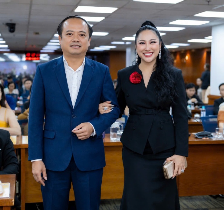 Phi Thanh Vân tiết lộ tình yêu hiện tại với bạn trai doanh nhân Chí Phú. "Tôi nghĩ mỗi người đều có một vùng riêng tư cần được tôn trọng. Tôi có thể chia sẻ những giá trị mà tôi trân trọng ở người bạn đời của mình, nhưng tôi không muốn biến quá khứ của anh ấy thành một câu chuyện để công chúng bàn luận", nữ diễn viên chia sẻ.
