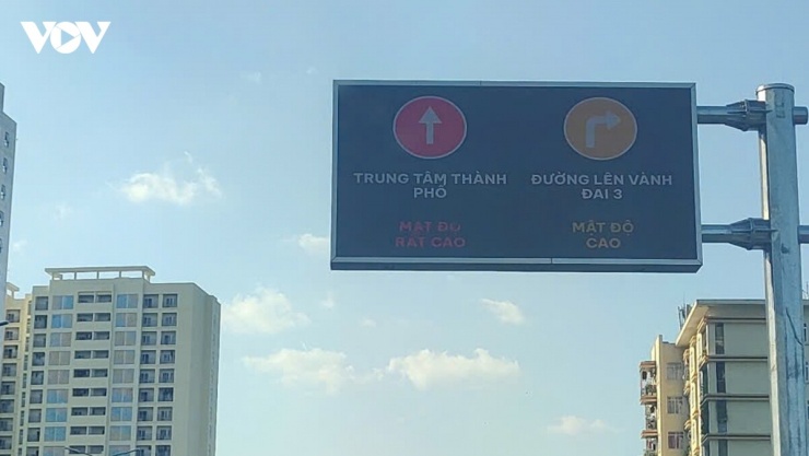 Theo bảng điện tử giao thông thông minh của Phòng CSGT Công an TP Hà Nội, các hướng đi Vành đai 3, vào khu vực trung tâm thành phố đều có mật độ phương tiện cao đến rất cao.