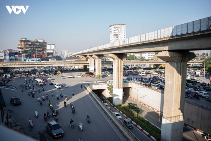Ngay từ 6h sáng, đường phố Thủ đô nhanh chóng trở lại nhịp sống thường nhật sau những ngày nghỉ lễ. Tại các trục giao thông huyết mạch khu vực phía Tây và phía Nam, mật độ phương tiện tăng cao. Lượng xe tiếp tục dồn lên trong khung giờ cao điểm từ 7h30 đến 8h30.