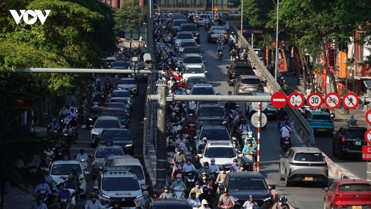Tại lối xuống cầu vượt Phạm Ngọc Thạch, giao thông ùn tắc, các phương tiện dễ xảy ra xung đột khi tách dòng giữa hướng lên cầu và đi dưới.