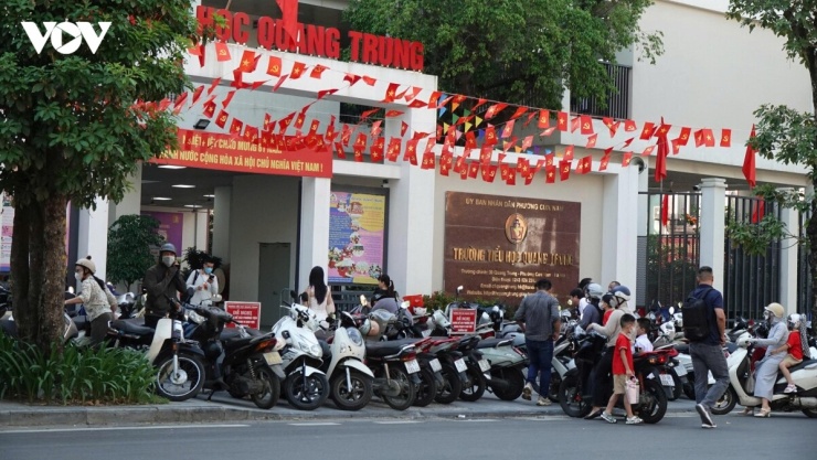 Ngày đầu tiên trở lại làm việc sau kỳ nghỉ lễ Quốc khánh cũng là ngày học sinh Hà Nội trở lại trường chuẩn bị cho năm học mới.