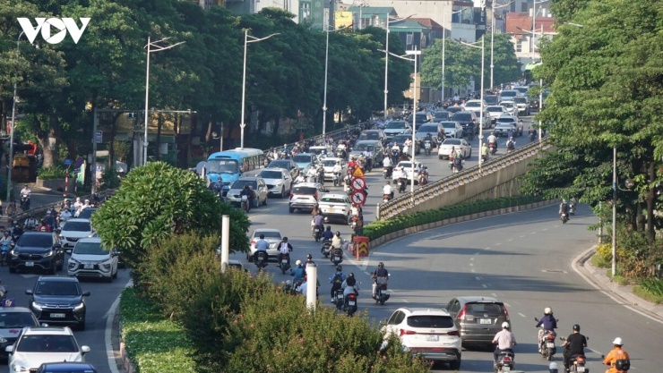 Tại cầu vượt Nguyễn Chí Thanh lúc 8h30, chiều hướng vào trung tâm Hà Nội xảy ra ùn tắc, trong khi chiều ngược lại chỉ ùn ứ nhẹ.