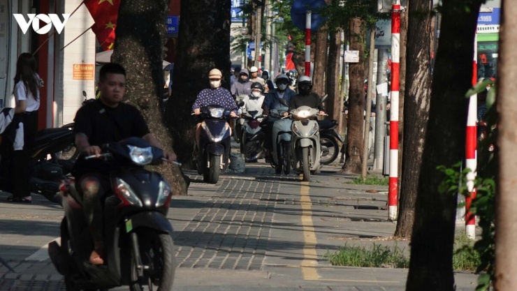 Nhiều người điều khiển xe máy đi lên vỉa hè gần như suốt đoạn đường trên trục đường Chùa Bộc. CSGT đã có mặt tại các nút giao trọng điểm để phân luồng. Người dân nên chủ động cập nhật tình hình qua radio hoặc ứng dụng bản đồ để chọn lộ trình thay thế, tránh khung giờ "vàng" ùn ứ.
