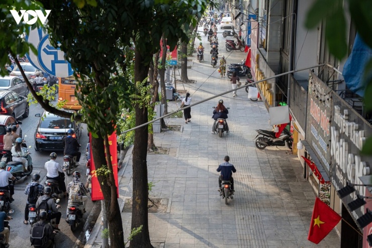 Tại nhiều khu vực có mật độ phương tiện cao, tình trạng xe máy leo lên vỉa hè diễn ra phổ biến.