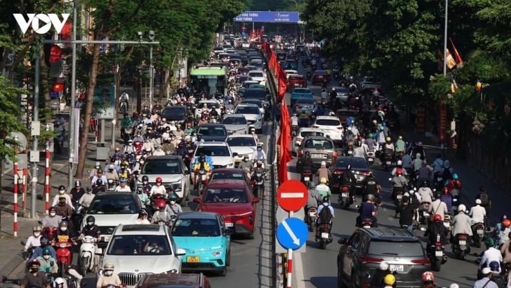 Trong ngày đầu đi làm sau kỳ nghỉ lễ, dòng người len lỏi qua nhiều tuyến phố hướng vào trung tâm, khiến giao thông thêm áp lực.