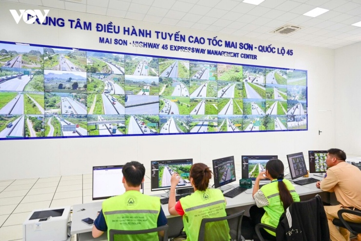 Trung tâm điều hành tuyến cao tốc Mai Sơn - Quốc lộ 45 giám sát các phương tiện trên tuyến.