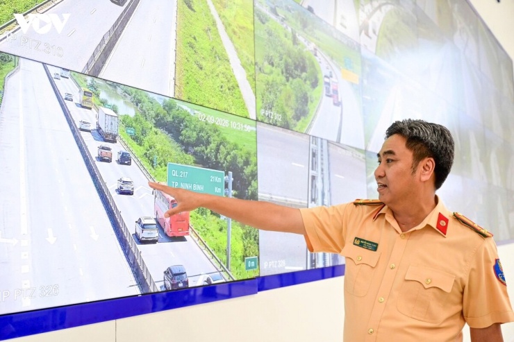 Thượng tá Nguyễn Mạnh Thắng - Đội trưởng Đội Cảnh sát giao thông (CSGT) đường bộ cao tốc số 3 thuộc Cục CSGT, Bộ Công an giám sát phương tiện di chuyển trên cao tốc Hà Nội - Cao Bồ - Nghi Sơn