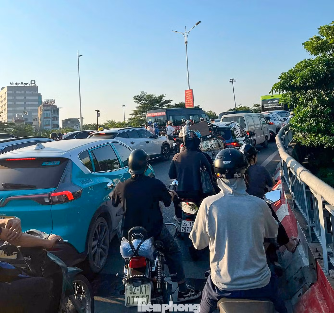 Hà Nội sáng đầu tiên sau nghỉ lễ: ‘Đi hơn một tiếng vẫn chưa qua được nút giao’