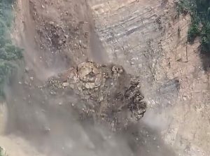 Video: Núi sạt lở như ‘thác đổ’ dù trời không mưa