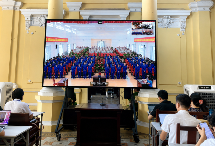 Các bị cáo bị tạm giam nghe tuyên án tại điểm cầu Trại tạm giam Chí Hòa. Ảnh: Hải Duyên