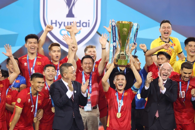 Sau chiến thắng của đội tuyển Việt Nam trước Thái Lan để lên ngôi vô địch ASEAN Cup 2026, Quang Hải đang là một trong những cái tên nhận được sự quan tâm lớn từ người hâm mộ. Anh là cầu thủ Việt Nam đầu tiên và duy nhất tính đến nay có 3 lần vô địch Đông Nam Á (ASEAN Cup/AFF Cup) vào các năm 2018, 2024 và 2026. Đời sống &amp; Pháp luật đưa tin.
