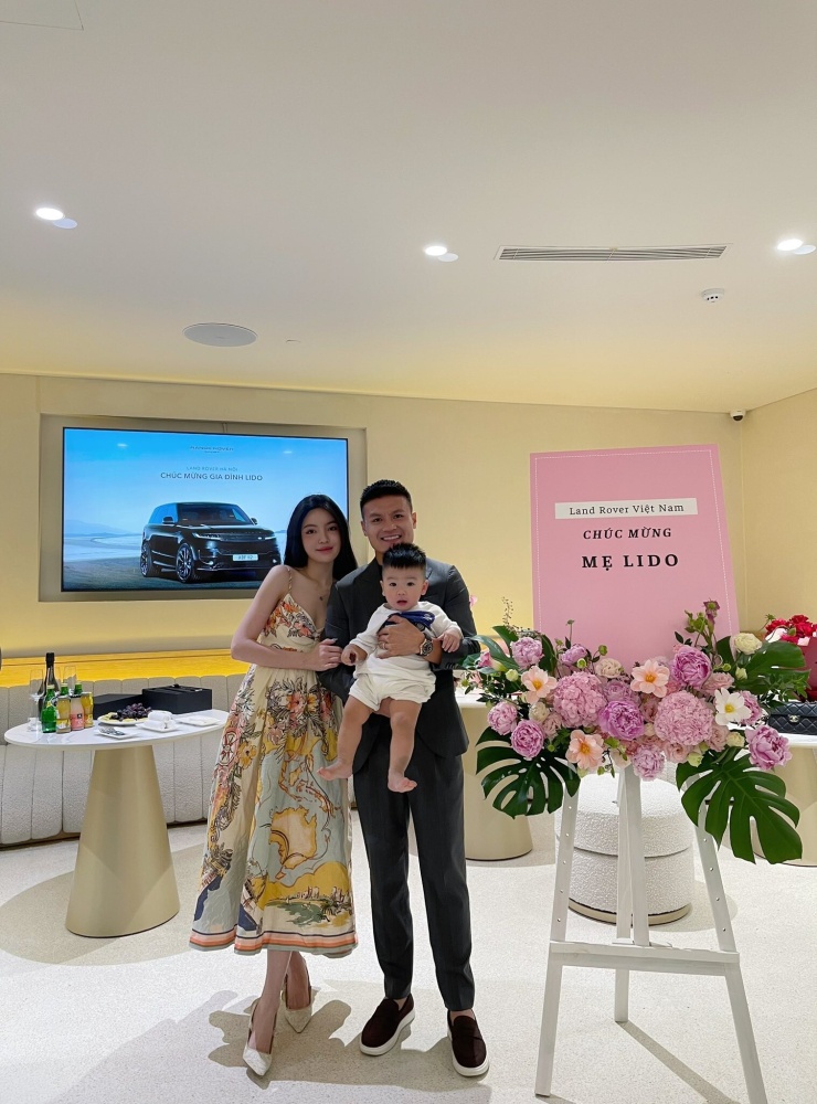 Quang Hải - Chu Thanh Huyền vốn là một trong những cặp đôi nổi tiếng của làng bóng đá Việt. Trong khi Quang Hải là niềm tự hào của bóng đá nước nhà, ghi dấu ấn với sự nghiệp thi đấu nổi bật và nhiều thành tích đáng nể, thì Chu Thanh Huyền cũng có công việc kinh doanh riêng, đồng thời là gương mặt quen thuộc trên mạng xã hội. Chuyện tình của cả hai từng nhận được nhiều sự chú ý trước khi chính thức về chung một nhà vào đầu năm 2024. Sau khi kết hôn, cặp đôi có cuộc sống hôn nhân hạnh phúc bên cậu con trai Lido.