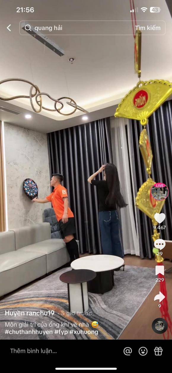 Bên trong, thiết kế mở giúp phòng khách và khu vực bếp kết nối liền mạch, nhờ đó tổng thể trông rộng rãi, thoáng mát hơn. Nội thất được lựa chọn theo hướng tinh giản, không quá nhiều chi tiết nhưng vẫn đảm bảo tiện nghi cho sinh hoạt hằng ngày.&nbsp;