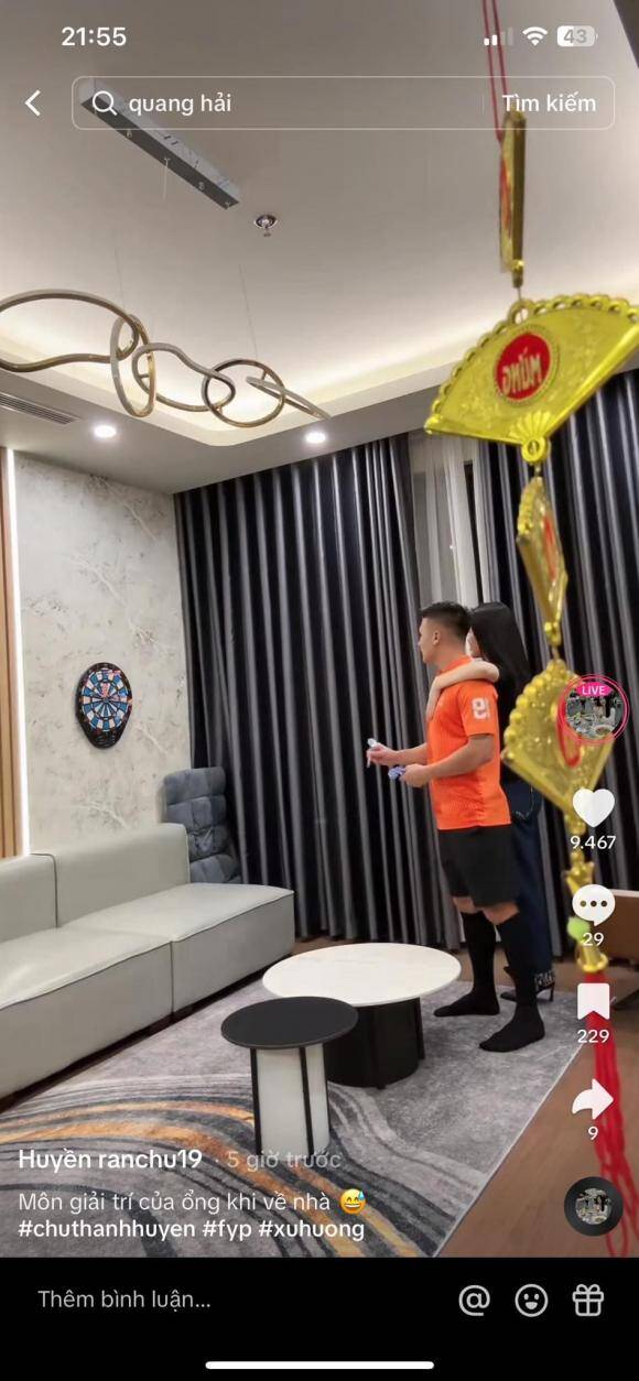 Khu vực phòng khách được thiết kế theo phong cách hiện đại, nổi bật với hệ tủ tivi ốp mảng tường vân đá màu đen, tạo điểm nhấn sang trọng.