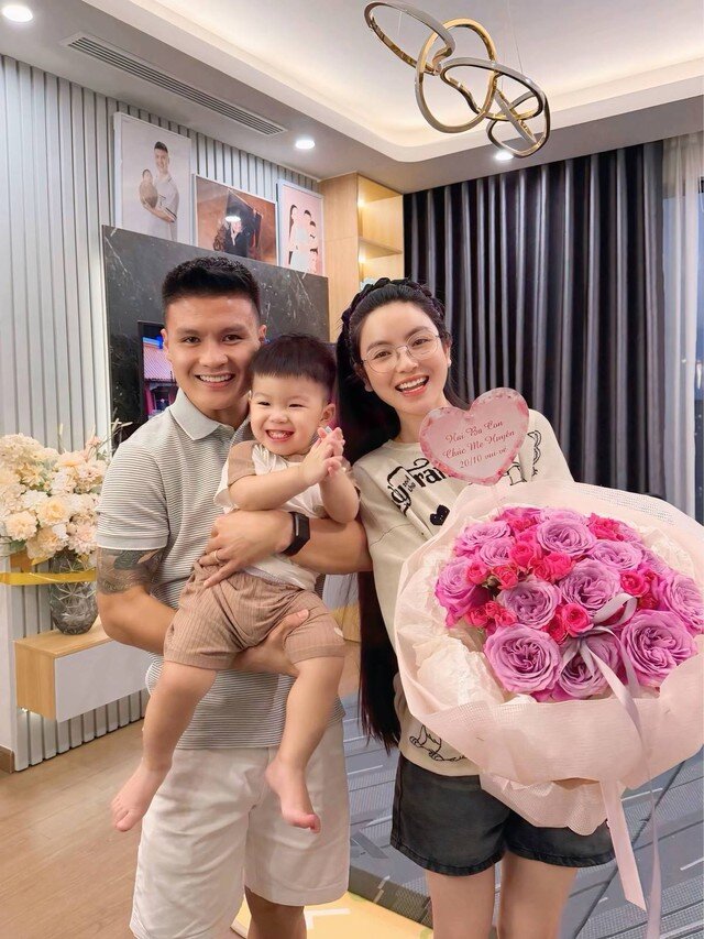 Không gian sống của Chu Thanh Huyền - Quang Hải gây ấn tượng ngay từ cách lựa chọn và phối màu khi lấy trắng, nâu và xám đen làm chủ đạo, tạo nên tổng thể vừa sang trọng vừa hiện đại. Đây là căn hộ cao cấp tại Hà Nội được Quang Hải mua từ năm 2020.