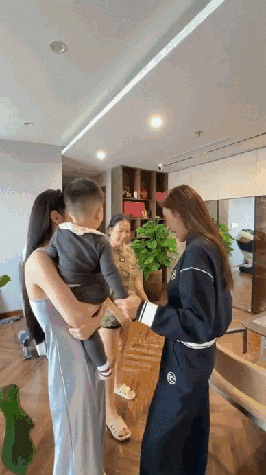 Vợ chồng Chu Thanh Huyền - Quang Hải cũng khéo léo đưa thiên nhiên vào không gian sống bằng cách bố trí nhiều chậu cây xanh ở các góc nhà. Những mảng xanh xen kẽ nội thất không chỉ tạo điểm nhấn mà còn giúp căn hộ thêm tươi mát, sinh động và có cảm giác gần gũi hơn.