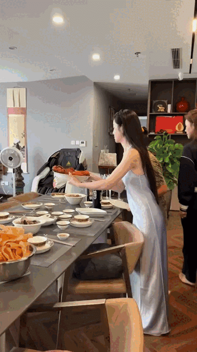 Phòng ăn sang trọng với sức chứa lên đến hơn 12 người.
