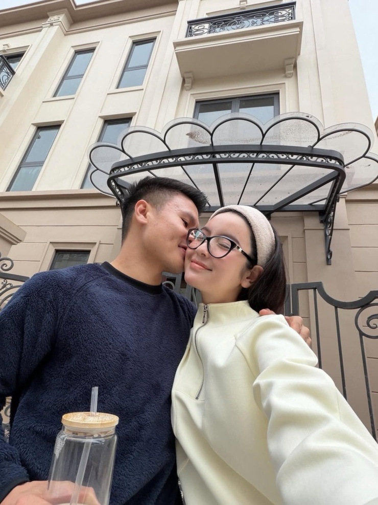 Theo chia sẻ của Chu Thanh Huyền, vợ chồng cô đã hoàn tất việc mua căn nhà này từ mùa đông năm ngoái nhưng đến nay mới công khai. Đây cũng là lý do cả gia đình đều diện trang phục mùa đông trong bức ảnh nhận nhà.&nbsp;