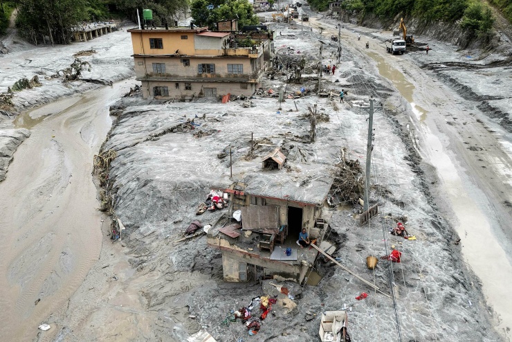 Khung cảnh hoang tàn nơi sóng lũ quét qua ở huyện Dhading, Nepal ngày 2/9. Ảnh: AFP