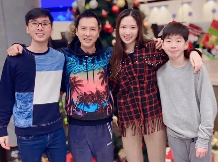 Chân Tử Đan bên con riêng (ngoài cùng bên trái) và hai con với Uông Thi Thi. Ảnh: Weibo