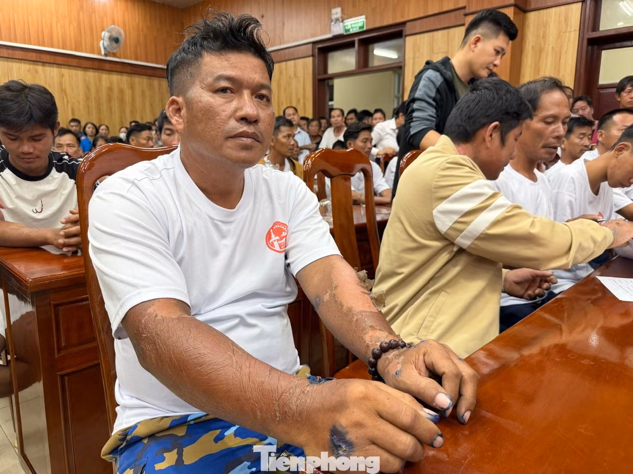 Sau chuyến biển sinh tử, 32 ngư dân vỡ òa trong vòng tay quê nhà - 13