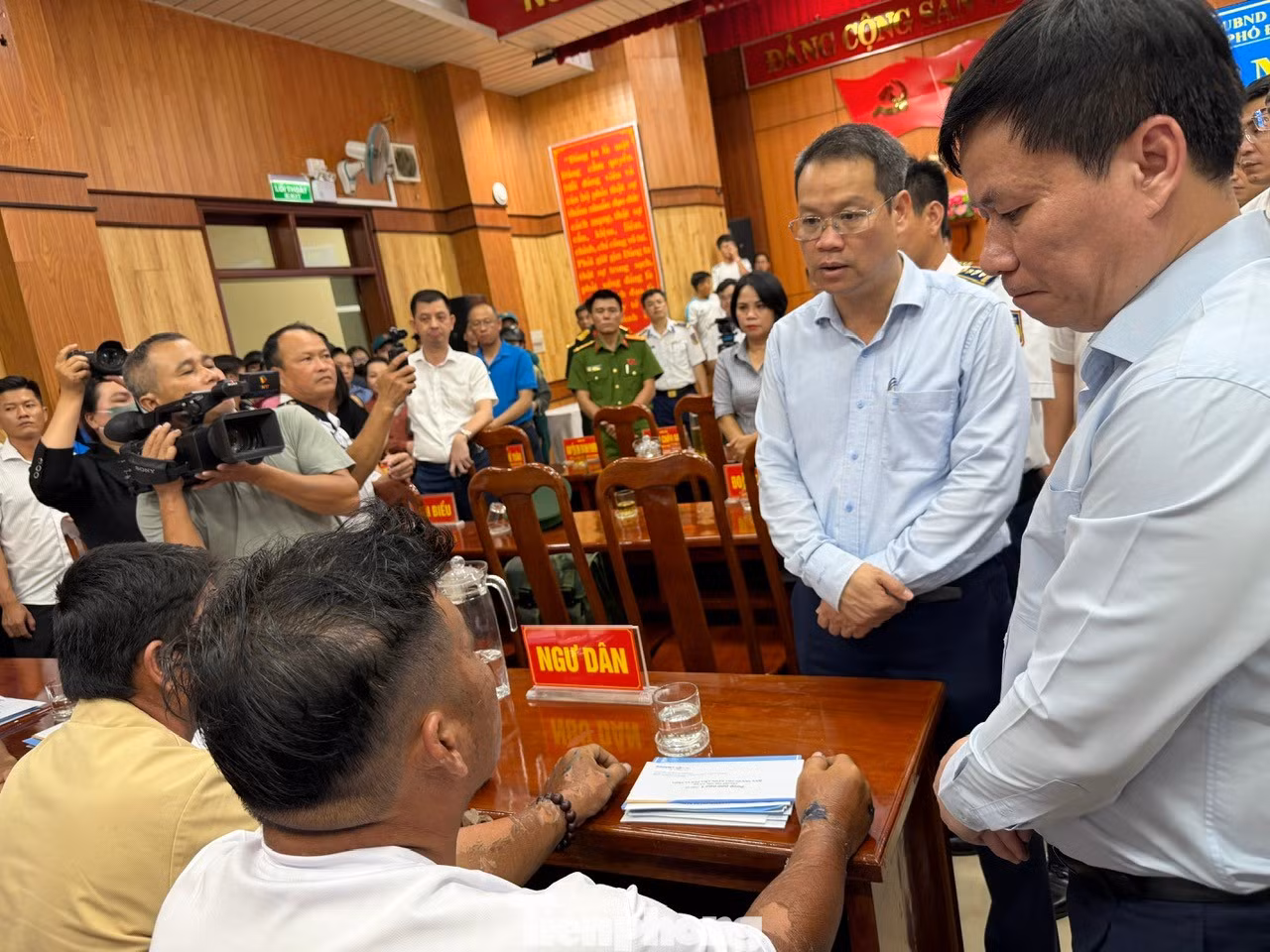 Sau chuyến biển sinh tử, 32 ngư dân vỡ òa trong vòng tay quê nhà - 12