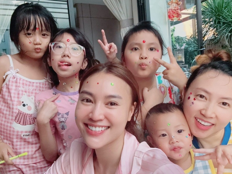 Ảnh sao 4/9: Huyền Baby nghỉ dưỡng trong biệt thự trăm tỷ đồng - 5