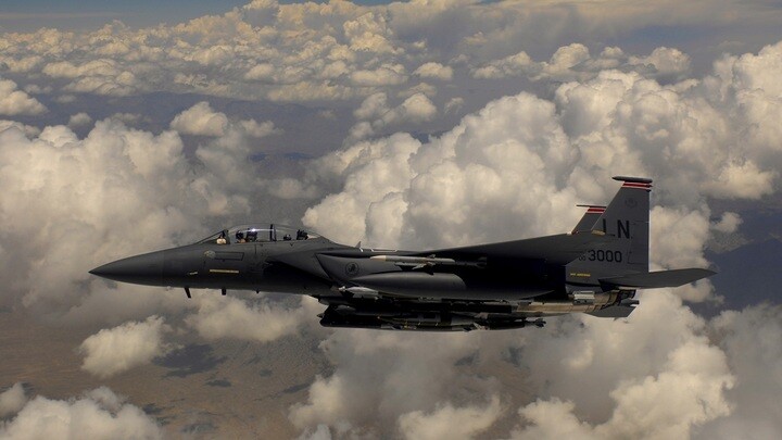 Hình ảnh chiếc máy bay F-15E Strike Eagle đang tiếp nhiên liệu trên không. Ảnh NI