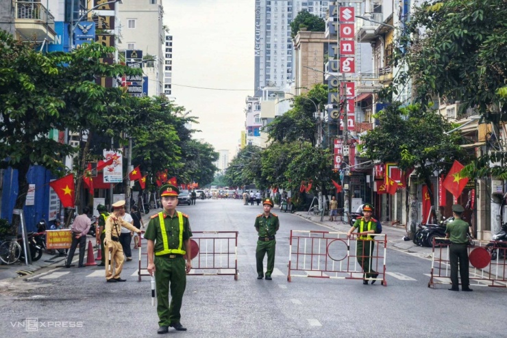 Công an rào chắn hai đầu đường để xử lý quả bom. Ảnh: Lê Tân