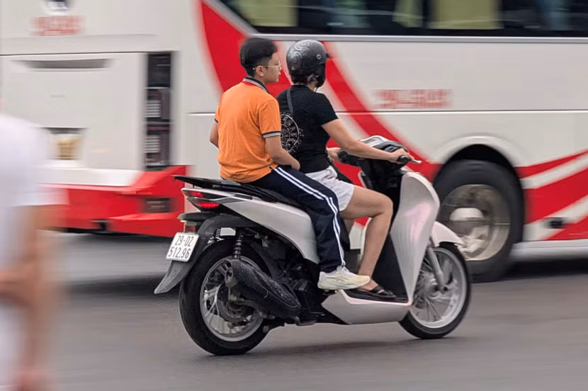 Bài học đầu năm học mới: đến trường muộn vì bố mẹ bị xử phạt do "quên" không đội mũ bảo hiểm cho con - 4