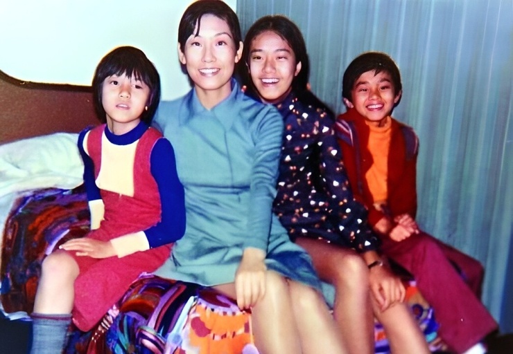 Châu Tinh Trì (ngoài cùng bên phải) và mẹ cùng hai chị. Ảnh: Weibo