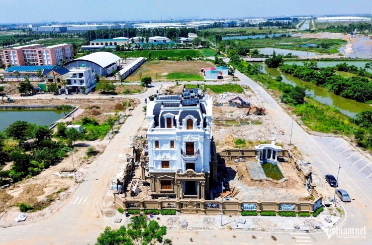 Căn biệt thự có kiến trúc bề thế, 3 mặt tiền, được chủ nhà chọn phương án di dời thay vì tháo dỡ.