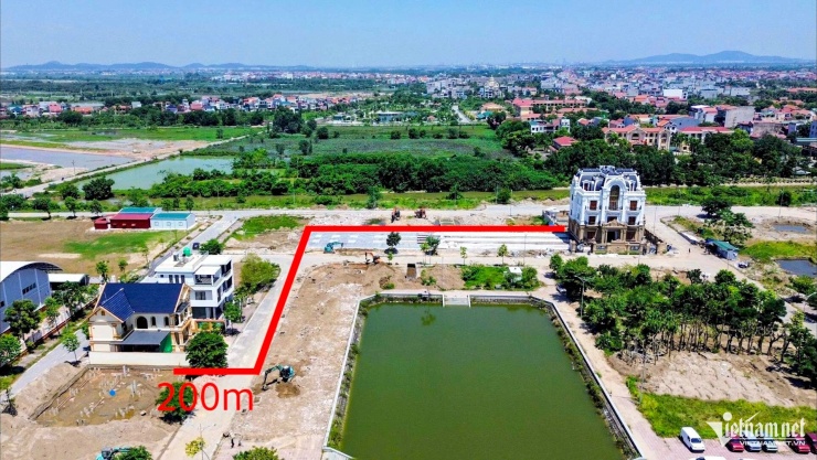 Đường di chuyển đang được thi công để phục vụ việc đưa căn biệt thự sang vị trí mới, cách nơi cũ khoảng 200m.