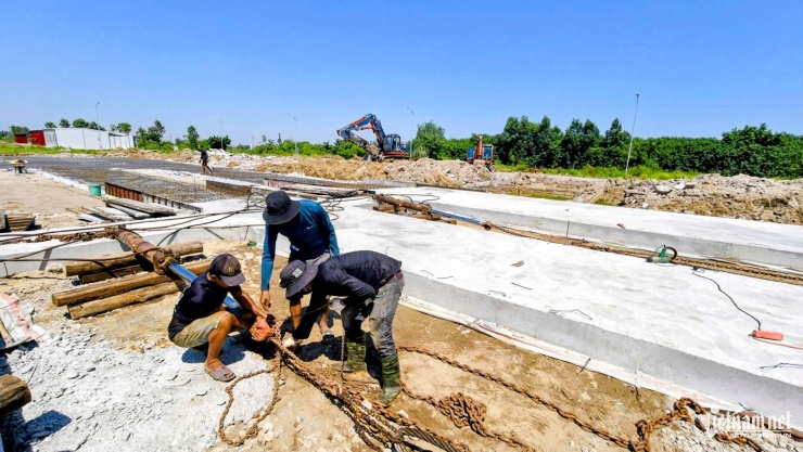 Máy móc, thiết bị được đưa đến hiện trường để phục vụ việc di dời căn biệt thự.