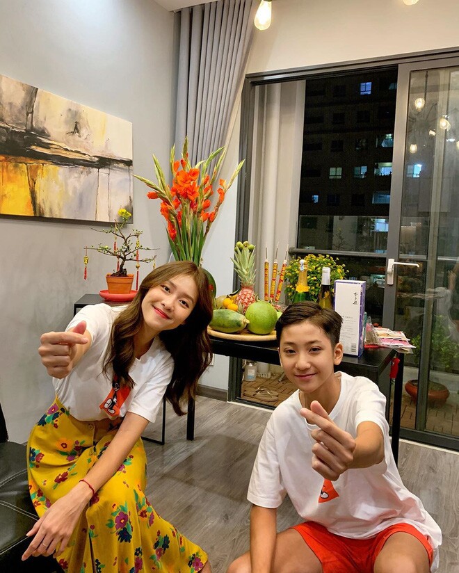 Phòng khách nối liền ban công.