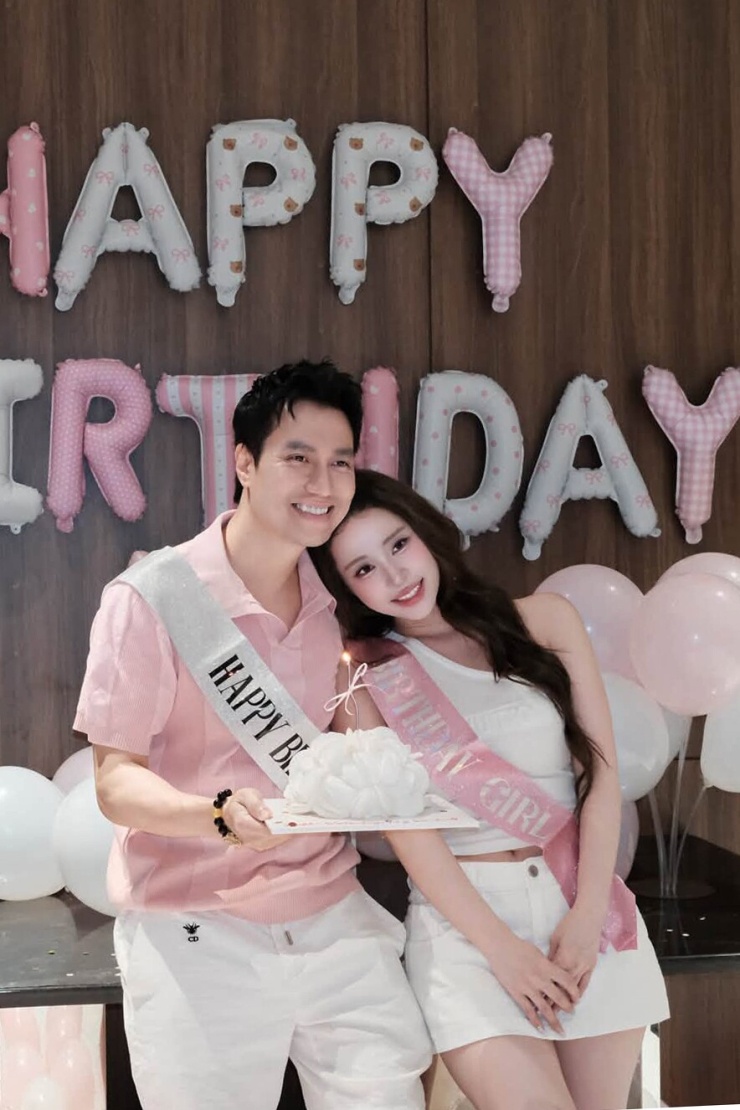 Việt Anh - Quỳnh Nga trong tiệc sinh nhật chung tại Đà Nẵng.