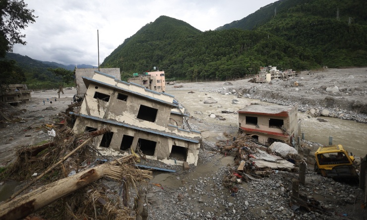 Những ngôi nhà sụp đổ nằm chơ vơ bên sông Trishuli, huyện Nuwakot, Nepal, ngày 4/9, hơn một tuần sau thảm họa lũ quét. Ảnh: AFP