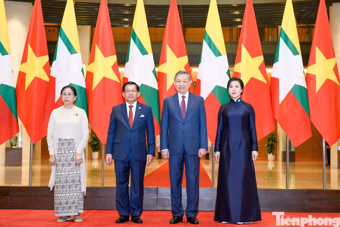 Hai nhà lãnh đạo và hai phu nhân chụp ảnh chung trước hội đàm. Ảnh: Như Ý.