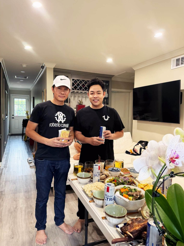 Quang Lê và anh trai Nguyên Lê trong ngày giỗ ba. Ảnh: 