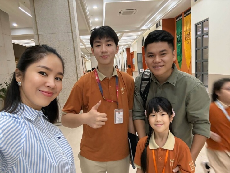 Diễn viên Lê Phương gửi lời chúc tới hai con: “Chúc hai anh em siêng năng học giỏi để Ba Mẹ yên tâm công tác nhé!”.