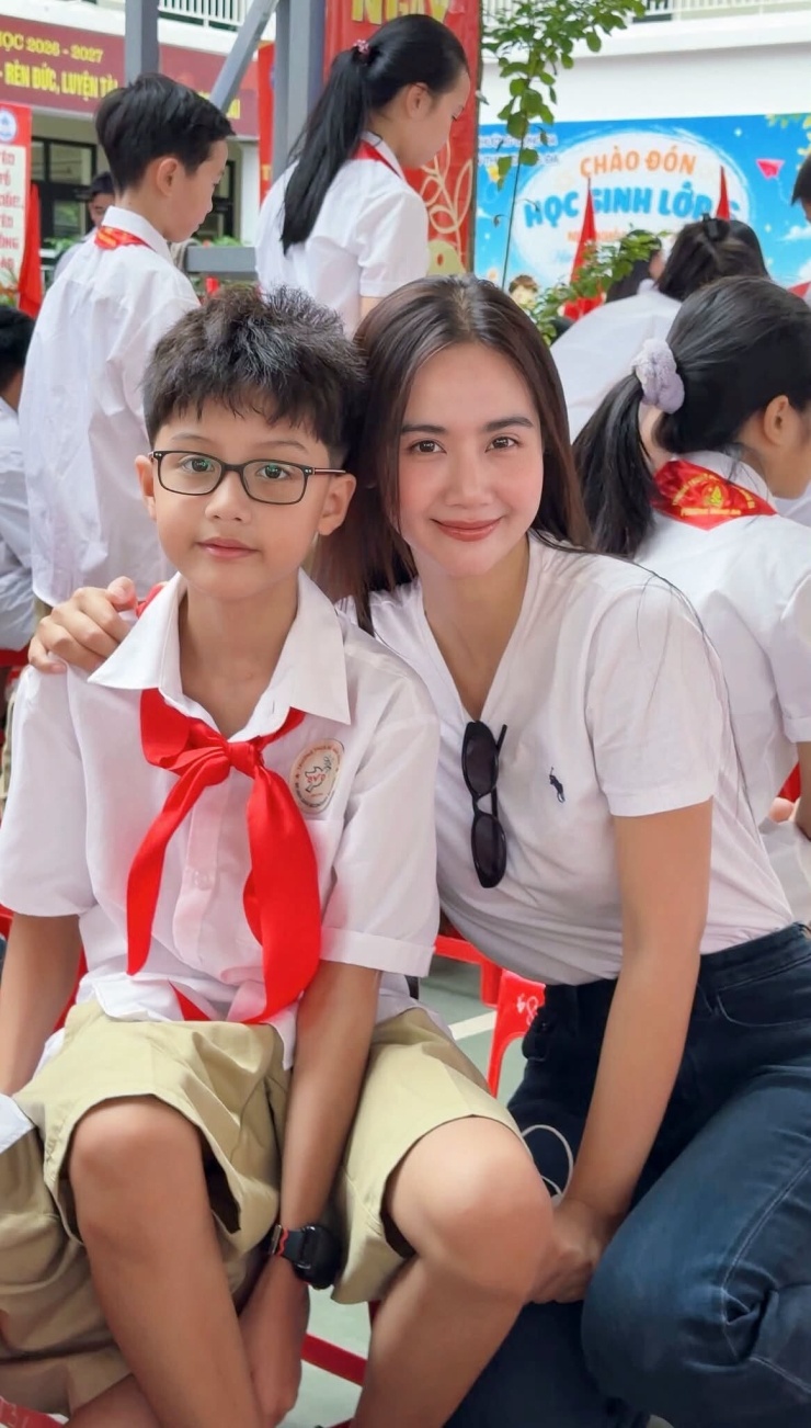 Diễn viên Huyền Lizzie cũng không giấu được cảm giác thời gian trôi nhanh khi con bước vào một cột mốc mới. Cô viết ngắn gọn: “Em iu lên cấp 2 rùi, nhanh ghê”.