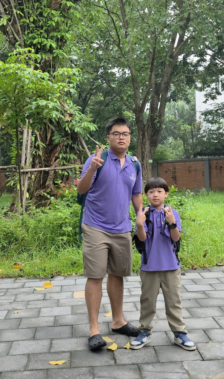 Với NSND Xuân Bắc, ngày khai giảng năm nay lại gợi về hàng loạt ký ức thời đi học. Anh kể những năm tháng cả gia đình cùng nhau chuẩn bị sách vở, bọc lại sách cũ, viết nhãn vở, gom bút chì, hộp bút bằng ống tre, thước kẻ gỗ, giặt cặp sách, chuẩn bị khăn quàng đỏ, huy hiệu Đoàn hay sổ liên lạc.