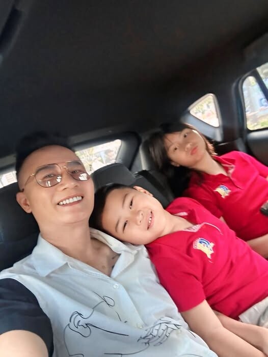 Ca sĩ Hoàng Bách cũng cố gắng sắp xếp công việc để đưa hai con đến trường trước khi ra sân bay. Với anh, những ngày quan trọng của các con luôn là thời điểm người bố muốn có mặt, dù lịch trình bận rộn.